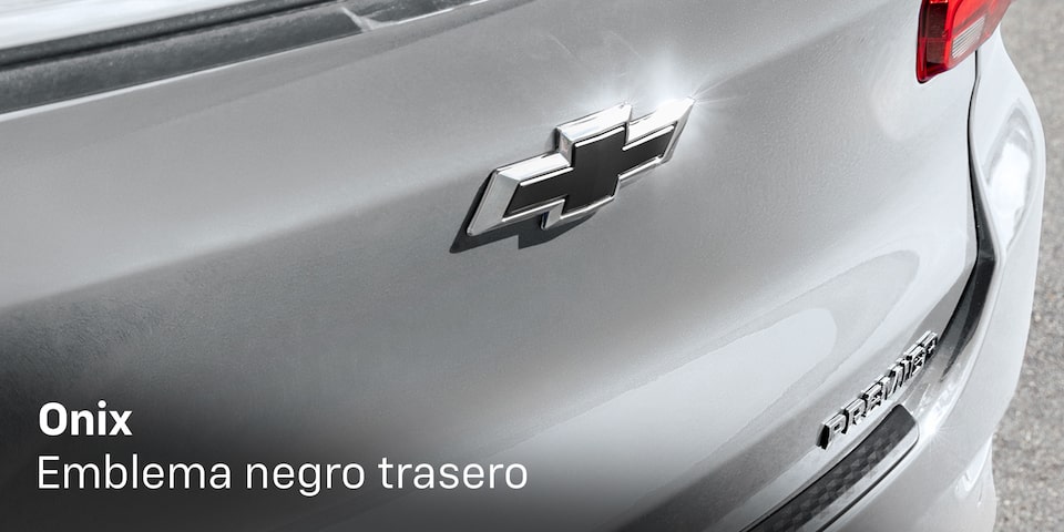 Accesorios Originales Chevrolet® Onix Emblema Negro Trasero