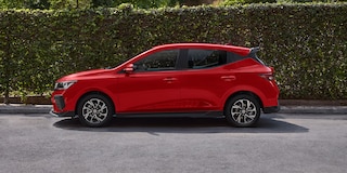  Imagen lateral Chevrolet Aveo Hatchback 2025, nuevo auto compacto 4 puertas con rines de 15 pulgadas en aluminio bitono