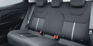 Chevrolet Aveo Hatchback 2025, vista interna de asientos traseros en tela negra combinación de materiales