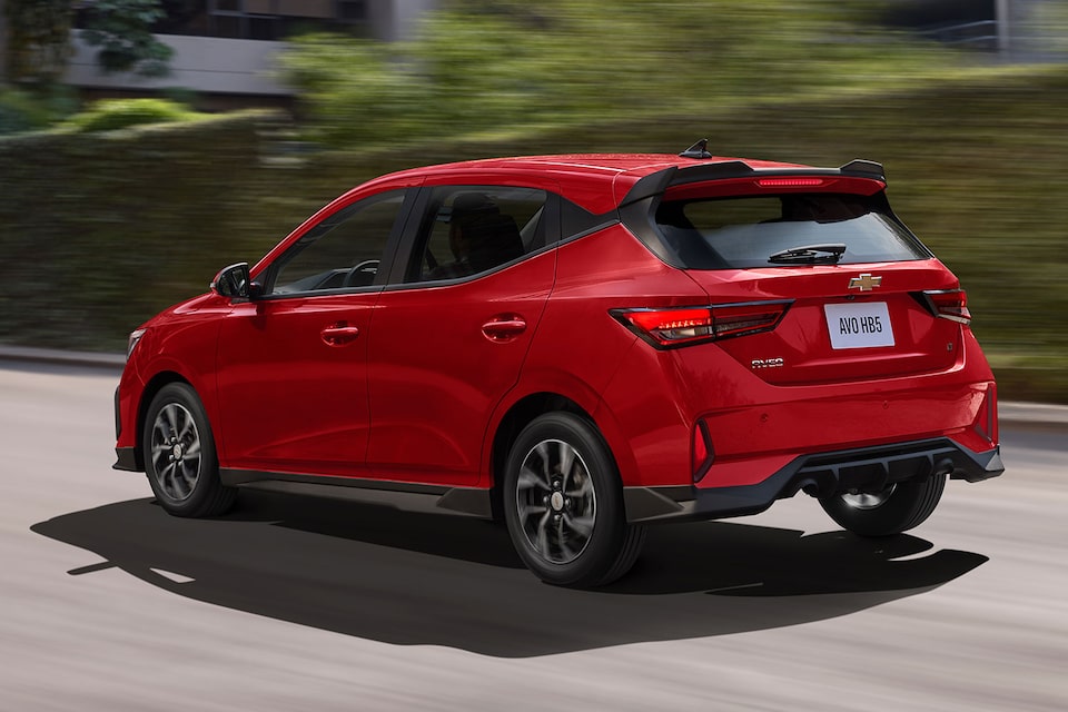 Vista trasera lateral de Chevrolet Aveo HB 2025, nuevo auto compacto con spoiler con luz de freno y antena de tiburón