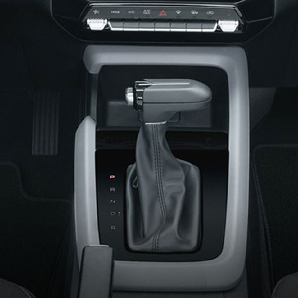 Vista interior Chevrolet Aveo Hatchback 2025, con palanca de velocidades en color negro con detalles en cromo para CVT