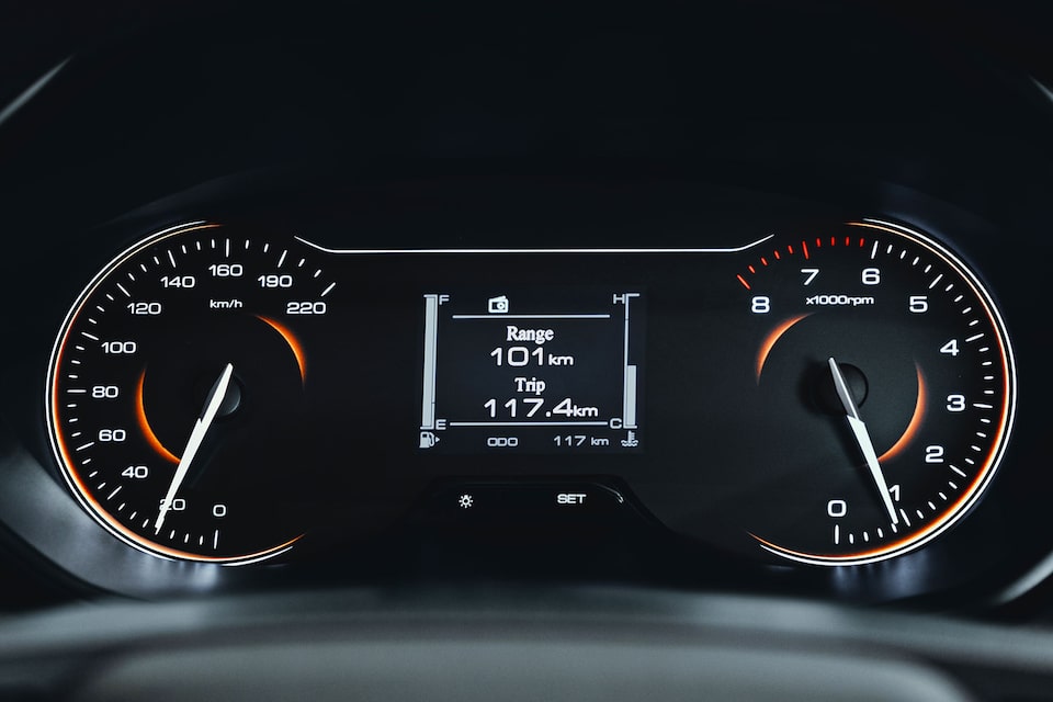 Nuevo Chevrolet Aveo Hatchback 2025, auto compacto con panel de instrumentos informativo monocromático de 3.5 pulgadas