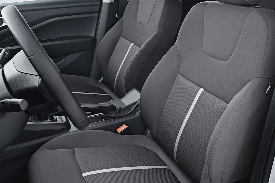 Nuevo Chevrolet Aveo Hatchback 2025, con asientos en tela negra combinación de materiales y tablero color gris