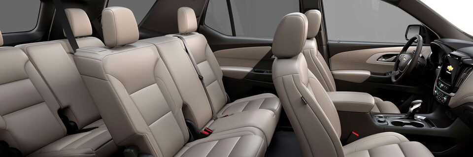 Interiores de piel en color beige para Chevrolet Traverse 2023 para  7 y hasta 8 pasajeros