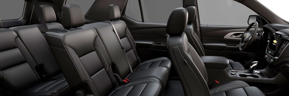 Interiores de piel en color negro para Chevrolet Traverse 2023 para hasta 8 pasajeros