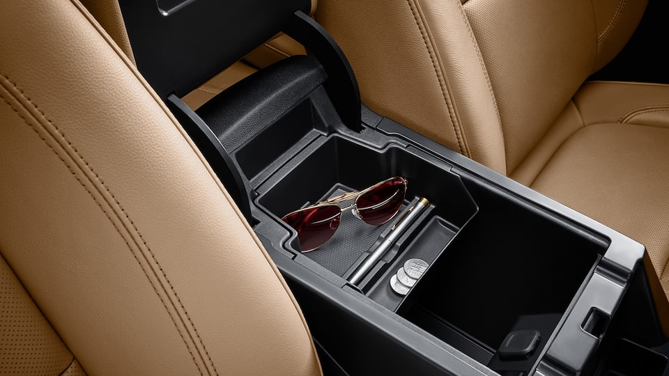 Optimiza el espacio de tu camioneta mediana con el organizador de bandeja para consola central de Chevrolet Blazer