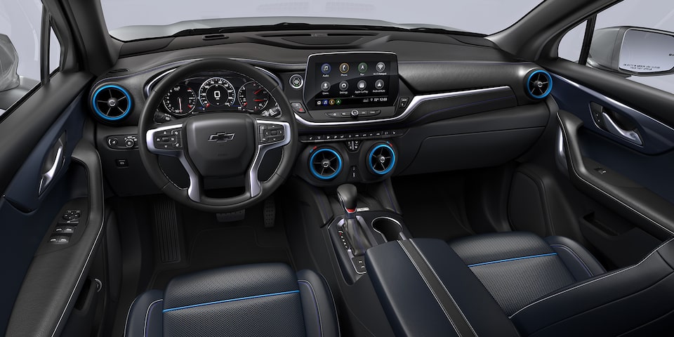 Piel negro con acentos azules de Chevrolet Blazer 2025, camioneta mediana