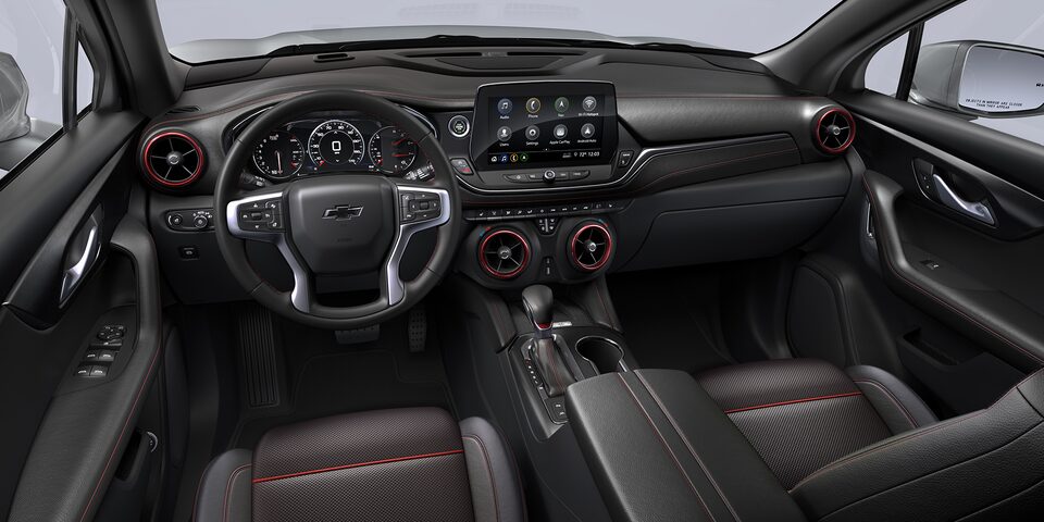 Piel negro con acentos rojos Chevrolet Blazer 2025, camioneta mediana