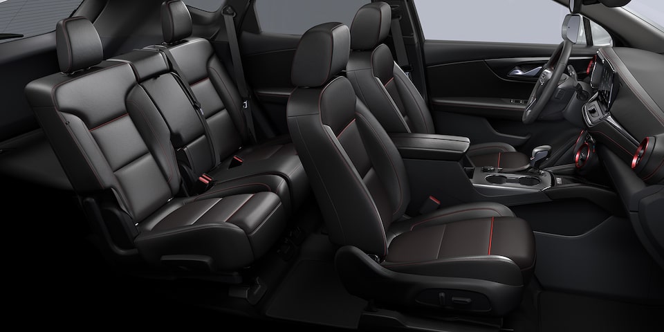 Piel negro con acentos rojos Chevrolet Blazer 2025, camioneta mediana