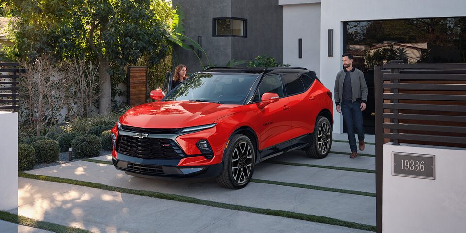 Chevrolet Blazer 2025, camioneta mediana con nuevo diseño de estilo deportivo más deportivo y rieles en el techo