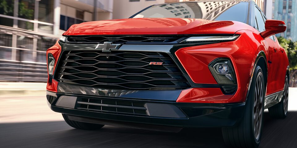 Chevrolet Blazer 2025, camioneta mediana con nuevo diseño de parrilla en forma de panal y emblema