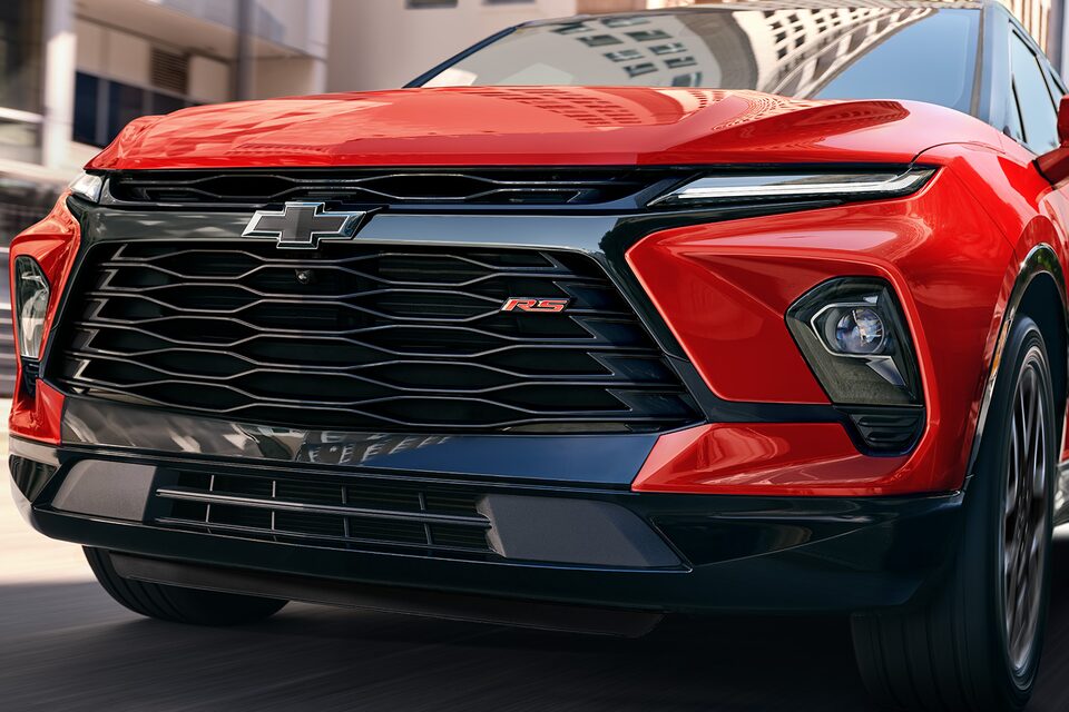 Chevrolet Blazer 2025, camioneta mediana con nuevo diseño de parrilla en forma de panal y emblema