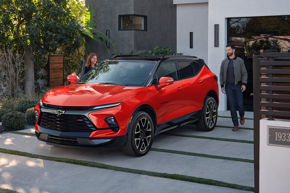 Chevrolet Blazer 2025, camioneta mediana con nuevo diseño de estilo deportivo más deportivo y rieles en el techo