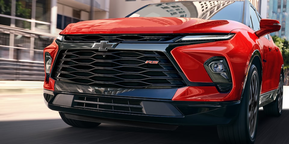 Chevrolet Blazer 2025, camioneta mediana con nuevo diseño de parrilla y rines en aluminio
