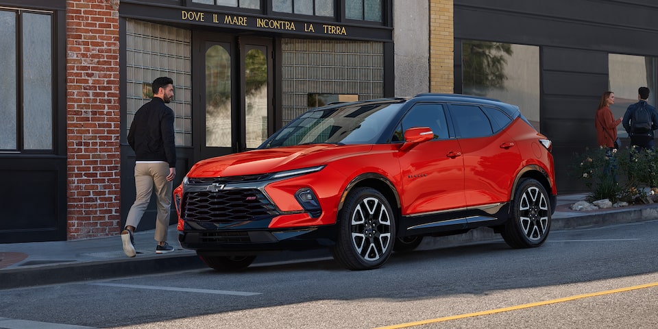 Chevrolet Blazer 2025, camioneta mediana con renovado diseño exterior RS y RS bitono, que muestra su estilo deportivo