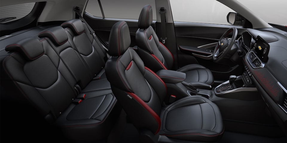 Chevrolet Groove 2025, camioneta pequeña, con interior en tacto piel rojo con negro