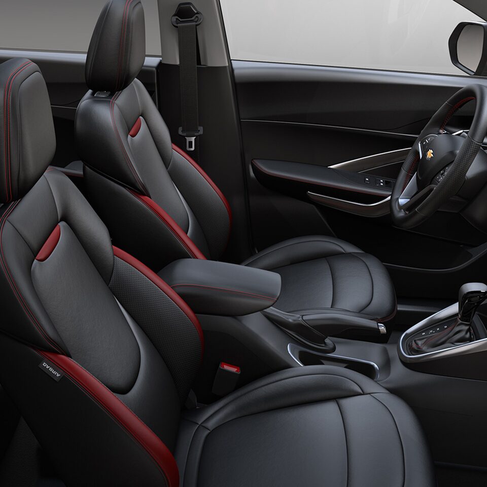 Espacioso interior de Chevrolet Groove 2025 con asientos forrados en tacto piel color negro