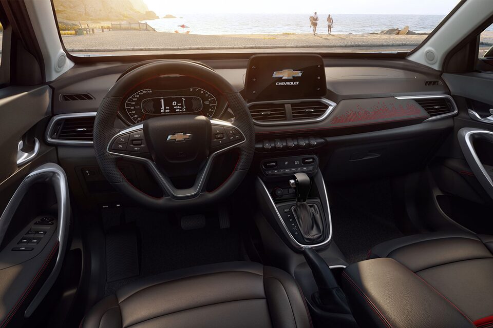 Moderno diseño interior de Chevrolet Groove 2025 con volante multifunción y comodidad para tu familia