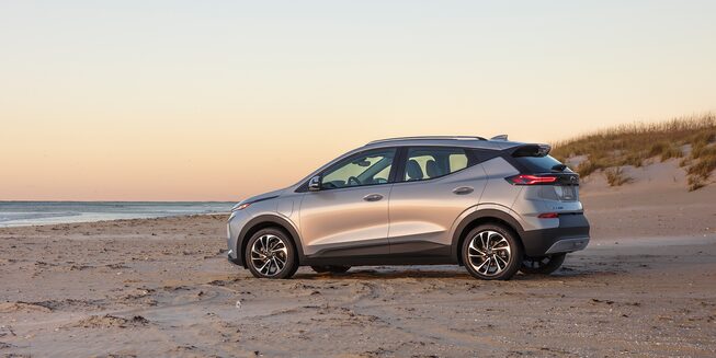 Chevrolet Bolt EUV 2022, SUV eléctrica con rines en aluminio de 17 pulgadas y luces diurnas LED.