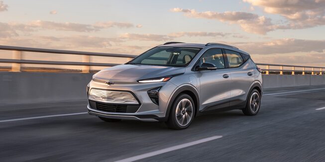 Chevrolet Bolt EUV 2022, SUV eléctrica con 2 ganchos de arrastre delanteros y rines en aluminio de 17 pulgadas.