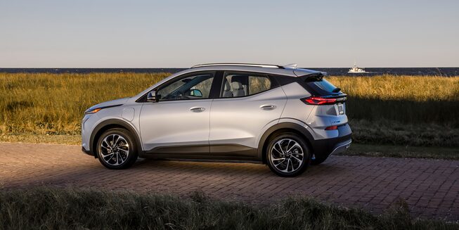 Chevrolet Bolt EUV 2022, SUV eléctrica con manijas al color de la carrocería y acceso con llave inteligente.
