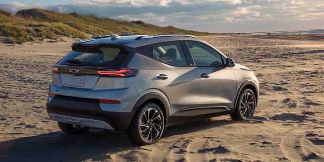Chevrolet Bolt EUV 2022, SUV eléctrica con luces diurnas LED y faros Intellibeam.