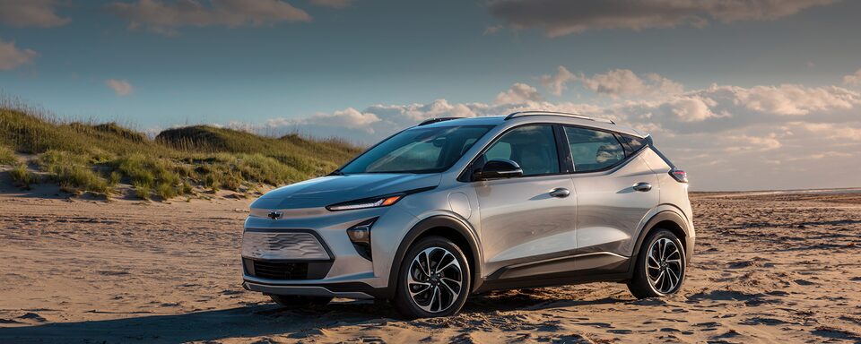 Chevrolet Bolt EUV, SUV eléctrica con molduras en puertas con insertos cromados, luces diurnas LED y rieles de techo