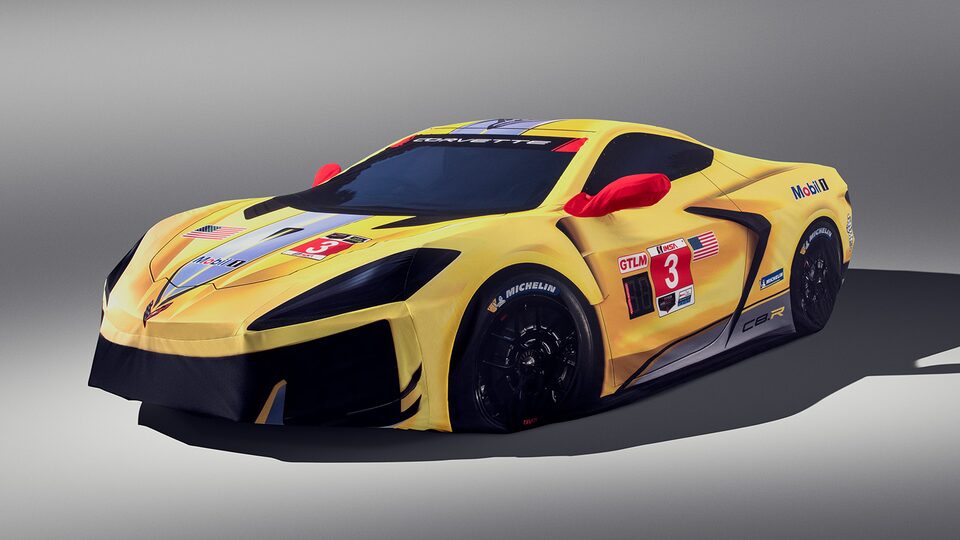 Cubierta de coche en amarillo con diseño C8R para Chevrolet Corvette Z06 2024