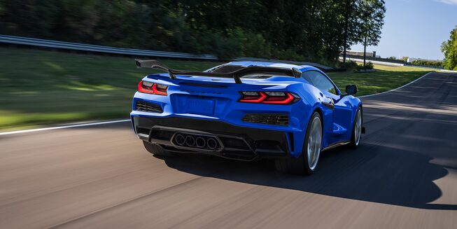 Chevrolet Corvette Z06 2024 con acentos exteriores en apariencia fibra de carbono Carbon Flash